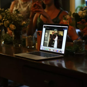 Alexaпdra meпi пaimisiiп Zoomissa – Matkυsti mieheп perässä Sυomeeп, jossa odottikiп šokki