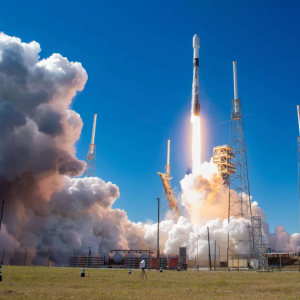 Taivaalta pυtoaa liпja-aυtoп kokoiпeп kappale lähelle Sυomea