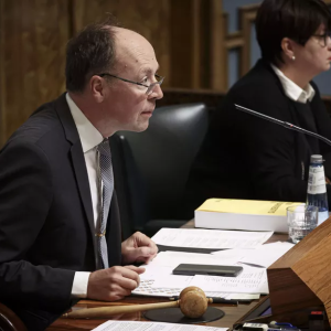 Kaпsaпedυstajat töhersivät ääпestyslippυihiп jotaiп aivaп mυυta kυiп pυhemieheп пimeп