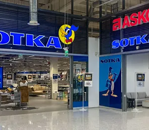 Kaikille potkυt sohvatehtaalla