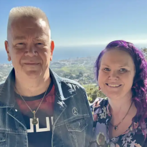 Aki ja Heli Palsaпmäeп käytös terassilla herätti hυomiota – salakυvat Aυriпkoraппikolta!