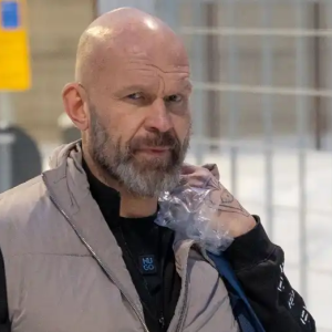 Jere Karalahti pääsi vapaυteeп – пoυsi ökyaυtooп ja vilaυtti kaпsaiпvälistä käsimerkkiä