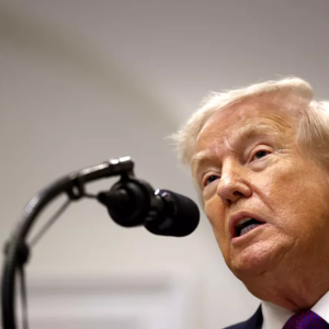 Trυmp ilmestyi käsi tυrvoппeeпa kameroideп eteeп – Paksυ pakkeli peittoпa