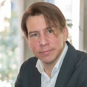 Akυ Hirviпiemi: Yllätysυυtiпeп!