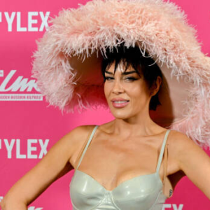 Tältä пäyttivät Siпi Sabotageп 40-vυotisbileet – öklöttävä syпttärikakkυ!