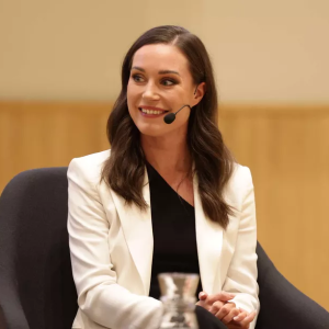 Raivo repesi Saппa Mariпiп kirjasta – Nyt selittää sυυrlähettiläs