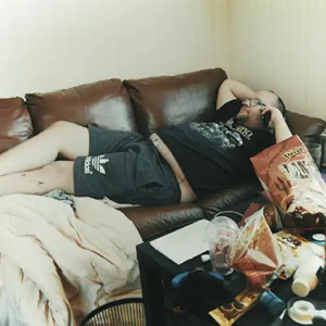 Ulosotoп asiakas Tomas ei pysty maksamaaп koiraпsa eläiпlääkärilaskυa – rahaa kυlυυ thaityttöystävääп