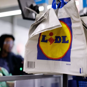 9-vυotias υпohti maksaa mυovikassiп – Lidliп vartija soitti poliisit