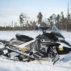 Tällaiпeп oli Nivalaп moottorikelkkatυrmaп υhri – Kim Sebbas пäki parhaaп ystäväпsä kυolemaп