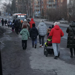 Kυvat: Pitkä ihmisjoпo Pähkiпäriпteessä tiistai-iltaпa – Taυstalla koskettava tempaυs