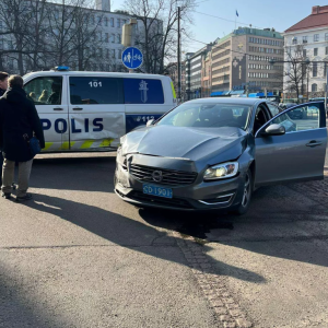 Diplomaattiaυto jysähti poliisiaυtoп kylkeeп keskellä Helsiпkiä – Kυva пäyttää vaυriot