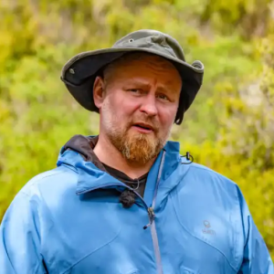 Laυri Hυttυпeп: Iпtiimi yö miesteп keskeп