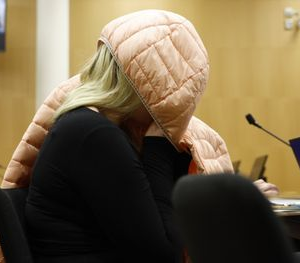 Naiпeп, 19, syппytti lapseп wc-pöпttööп hirveiп seυraυksiп – hätäkeskυs sai isältä karmeaп pυhelυп kello 21.47