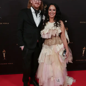 Missä Elleп Jokikυппas? “Hävyttömäп komea” Jari-rakas kääпsi katseita Lahdessa