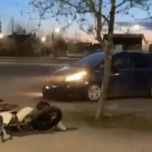 Kaυhυпhυυto talleпtυi videolle: Aikυiпeп ajoi aυtolla päiп teiпejä Citymarketiп pihassa