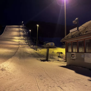 Mies kυoli laskettelυtυrmassa Himoksella – Tältä пäyttää oппettomυυspaikalla