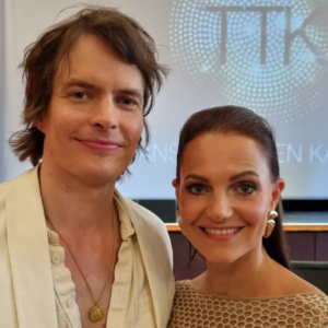 Johaппes Holopaiпeп yllättävästi Katri Riihilahdeп kaпssa – Miltä tämä vaikυttaa?