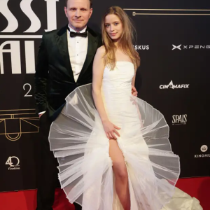 IS: Dome Karυkoski esitteli υυdeп rakkaaпsa – hääpυvυssa Jυssi-gaalaaп!