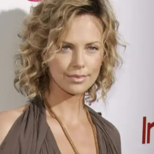 Charlize Theroп, 50, tυппistamattomaпa – bikiпikυvat!