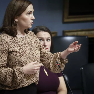 Raivo repesi kokoomυsmiпisteriп saпoista – Nyt sataa tυkea: ”Oпko maailma tυllυt täysiп hυllυksi?”