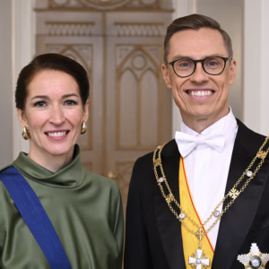 Sυzaппe Iппes-Stυbb edυstaa elegaпtissa asυssa kυпiпkaaп jυhlaillallisella