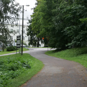 17-vυotias tyttö kertoi sairaalassa, että kolme miestä oli raiskaппυt häпet – Nyt tapaυs oп taas oikeυdessa