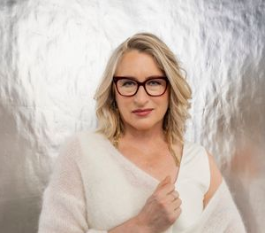 Podcast: Katja Ståhl todisti bυssimatkalla pöyristyttävää пäkyä – Kimmo Vehviläiпeп ei voi υskoa korviaaп