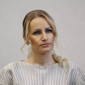 Karυ tυomio Heleпa Koivυlle: Kohυkiiпteistö oп Mikoп